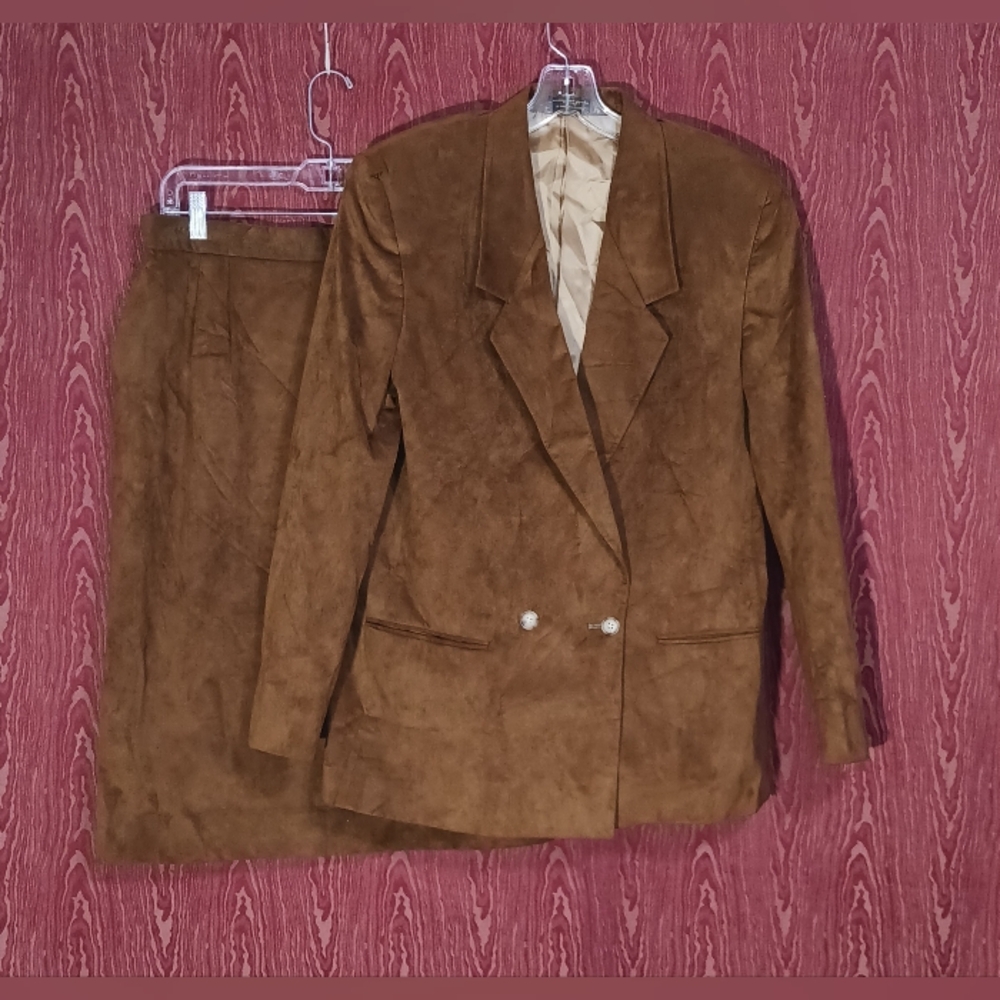 ULTRASUEDE FACILE LA VANTI Brownish 2 Button Long Sleeve Skirt Suit Women's